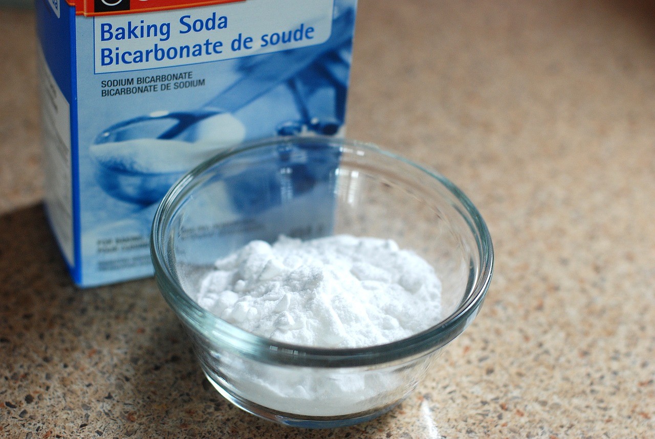 How to keep bathroom smelling fresh naturally using baking soda